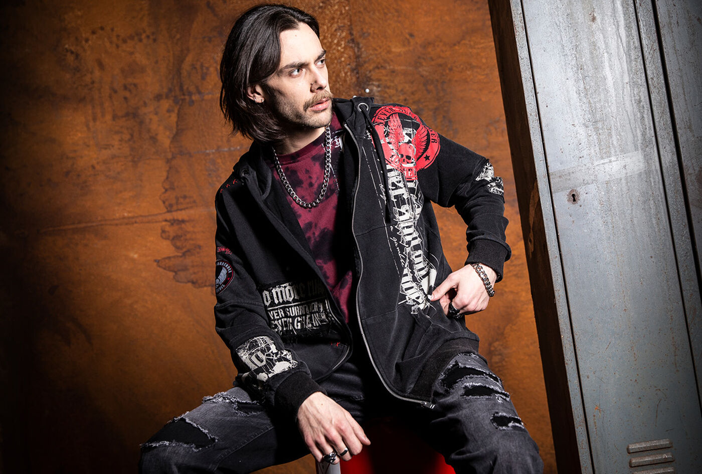 Original Sinners / Hier geht&rsquo;s nicht um brave Looks. Die Original Sinners Kollektion steht f&uuml;r rock- und bikerinspirierte Streetwear: roh, rebellisch und authentisch. Dunkle, verwaschene Farbwelten, Used-Optiken und Tattoo-&Auml;sthetik formen eine klare Designsprache. Totenk&ouml;pfe, Fl&uuml;gel, Kreuze und Heraldik treffen auf vintage-inspirierte Typografie &ndash; jedes Teil wirkt wie ein Statement-Piece mit starkem Wiedererkennungswert.Aufwendig umgesetzte Prints &ndash; von Front bis Allover &ndash; verschmelzen mit Stickereien, Patches und strukturierten Oberfl&auml;chen. Schn&uuml;rungen, B&auml;nder, Raw Edges sowie Destroyed-Details geben Tiefe und Haltung; Batik- und Acid-Wash-Effekte sorgen f&uuml;r charaktervolle Patina. Die Silhouetten sind bew&auml;hrt und pr&auml;zise geschnitten: figurnahe T-Shirts und Longsleeves, Layering-Pieces wie Hoodies, Zip-Jacken und Westen. F&uuml;r Frauen tailliert mit subtilen, femininen Akzenten; f&uuml;r M&auml;nner maskulin und k&ouml;rperbetont. Classic-Fits, modern veredelt.Original Sinners ist Rockwear mit Charakter &ndash; kompromisslos im Stil, hochwertig in der Umsetzung und fernab kurzlebiger Trends. F&uuml;r alle, die ihren Look nicht erkl&auml;ren m&uuml;ssen, sondern tragen. Zeitlose Rock-Styles, modern interpretiert und gemacht f&uuml;r die Stra&szlig;e. Original Sinners &ndash; gemacht f&uuml;r Unangepasste. / Jetzt entdecken!