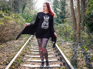 Düster unterwegs mit dem Black Blood Cardigan und T-Shirt