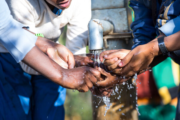 Lingen/EMP: Starke Aktion als Beitrag zum “Jingle Wells”-Spendenmarathon von Viva con Agua für das Menschenrecht auf sauberes Trinkwasser