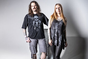 Beaks, Claws & Skulls / Das Kernthema der Black Premium Styles f&uuml;r Autumn Winter 2026 sch&ouml;pft aus der dunklen Welt der Raben, Greifv&ouml;gel und Totenk&ouml;pfe. Die Kollektion verbindet gotische Symbolik mit einer modernen, kantigen &Auml;sthetik, f&uuml;r Damen und Herren. &nbsp;Schwarz bleibt dominierend, dezente Graut&ouml;ne und ausgewaschene Nuancen geben Tiefe und einen Vintage-Touch. Skulls, Raben, Federn, Krallen und Skelettdetails sind die Schl&uuml;sselelemente und finden sich in Grafiken, Prints und Details wieder.&nbsp; Feminine Silhouetten treffen auf rauere Teile &ndash; eine Balance zwischen Romantic Goth und Alternative Streetwear. Das Artwork ist von anatomischen Illustrationen, gotischen Vogelmotiven und traditioneller Tattoo-&Auml;sthetik inspiriert und vereint Tod, Natur und Dunkelheit zu einer geheimnisvollen, rebellischen Bildwelt. / Check it out!
