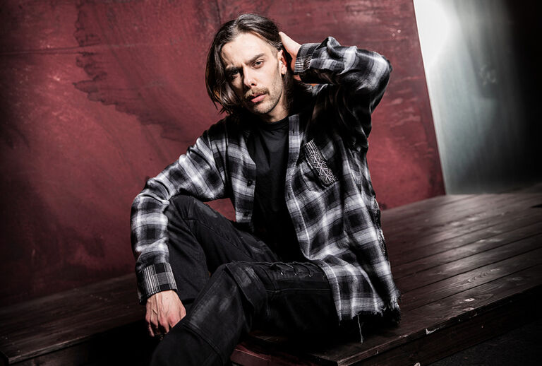 Pagan Roots / Diese Pagan Roots Kollektion greift uralte Symbolik auf: Runen, Schutzkreise und folkloristische Zeichen, die wirken, als w&auml;ren sie aus Ritualholz geschnitzt. Schwarze und dunkelrote T&ouml;ne mit rauen Waschungen erinnern an Erde, Glut und n&auml;chtliche Zeremonien.Jedes Piece tr&auml;gt diese Symbolwelt sichtbar auf der Haut &ndash; mal als gro&szlig;fl&auml;chiges Zeichen, mal als subtiler Hintergrund, der an verwitterte Fresken erinnert. Die Designs wirken wie moderne Artefakte aus Pagan Rite & Folklore.Mit neuen Oversized‑Fits entsteht eine kraftvolle Silhouette, die zwischen Ritualgewand und Streetwear steht. Kleidung, die aussieht, als h&auml;tte sie ihre Wurzeln tief im alten Boden verankert. / Jetzt entdecken!