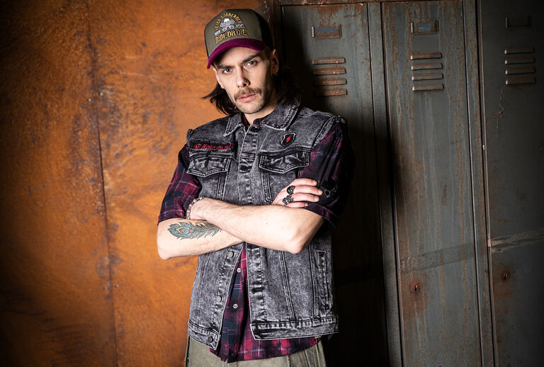 Free Spirit / Die Free‑Spirit‑Kollektion bringt frischen Vintage‑Wind in deinen Style: eine Mischung aus markanter Vintage‑ und Rockabilly‑&Auml;sthetik, veredelt mit auff&auml;lligen Animal Prints und einem modernen Oil‑Wash‑Finish. Jeder Look wirkt bewusst verwaschen, authentisch und rebellisch &ndash; und bleibt dabei trotzdem zeitlos.Klassische Motive erscheinen in neuem Licht und verwandeln sich in l&auml;ssige Rockabilly‑Statements. Dazu kommen ausgew&auml;hlte Pieces wie Beach Shorts, Puffer‑Styles, Trucker Caps mit Cord‑Visor und passende G&uuml;rtel, die den ungebundenen Free‑Spirit‑Vibe perfekt einfangen.Im Zentrum stehen Hemden, T‑Shirts, Tops und Leggings, alle mit einem echten Vintage‑Look‑and‑Feel, Oil‑Wash‑Treatment und Animal Prints, die den unverwechselbaren Retro‑Charakter der Kollektion definieren. / Jetzt entdecken!