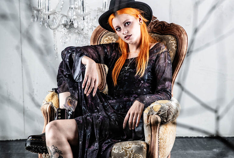 Mystical Woods / Mystical Woods entf&uuml;hrt dich in eine whimsigothische Welt: Hexenkr&auml;uter, Motten und himmlische Elemente sind auf flie&szlig;enden Stoffen aufgedruckt, gestickt und gepr&auml;gt. Die Inspiration stammt von den flie&szlig;enden Outfits von Stevie Nicks und popkulturellen Hexen-Klassikern wie &bdquo;Charmed&ldquo;. Dieser &bdquo;Whimsigoth&ldquo;-Stil ist die farbenfrohere, j&uuml;ngere Hexenschwester des romantischen Goth-Stils.Eines der Highlights der Sommerkollektion ist ein Hut mit Krempe aus hochwertigem 100 % Wollfilz mit Stickerei an der Innenkrempe. Wir haben uns f&uuml;r 100 % Wolle entschieden, um beste Qualit&auml;t zu gew&auml;hrleisten, damit du lange Freude an diesem Artikel hast. / Jetzt entdecken!