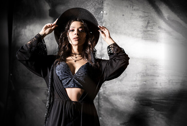 Rooted In Reverence / Diese Rooted in Reverence Kollektion verbindet dunkle Grundt&ouml;ne mit einer Mischung aus floralen Formen und keltischen Knotenmotive, die eine ruhige, mystische Stimmung erzeugen. Die Designs wirken wie verwoben und erinnern an organische Strukturen und alte Symbolik.Je nach Style erscheinen die Motive als Stickerei, platzierter Print oder Allover Design &ndash; umgesetzt auf gewaschenen Stoffen, weichen Silhouetten und modernen Schnitten, die die detailreichen Ornamente in den Fokus r&uuml;cken. Mit dem sanften Forest Print und den gewaschenen Materialien erh&auml;lt die Kollektion eine naturverankerte Tiefe, die die floralen und keltischen Elemente harmonisch erg&auml;nzt. / Jetzt entdecken!