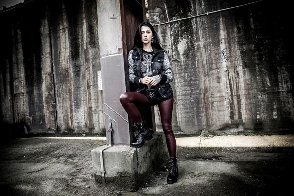 Exklusive Kollektion:      Gothicana by EMP präsentiert Zusammenarbeit mit der englischen Gothic-Ikone Anne Stokes