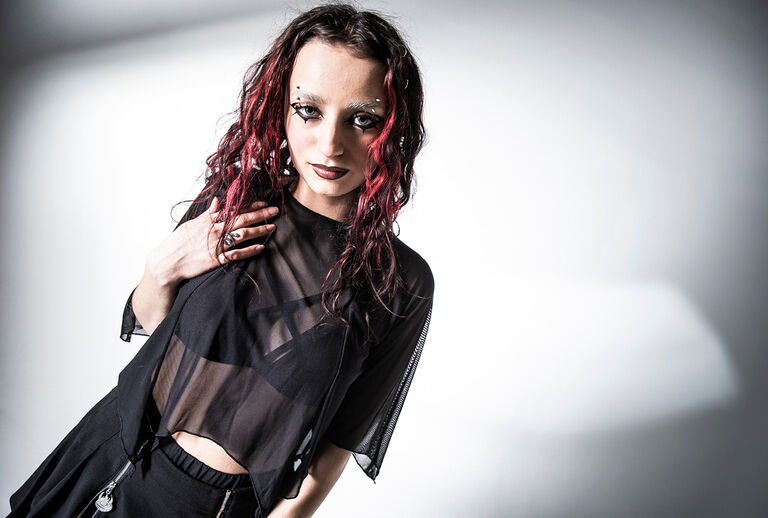 The Void / Diese Kollektion entf&uuml;hrt dich in die Nu‑Goth‑&Auml;sthetik: tiefschwarz, okkult und gepr&auml;gt von handgezeichneten Symbolen, All‑over‑Eye‑Prints und mystischen Illustrationen. Inspiriert vom Nietzsche‑Zitat &bdquo;If you look long enough into the void, the void begins to look back through you&ldquo; entsteht ein Look, der wirkt, als w&uuml;rde der Abgrund selbst zur&uuml;ckblicken.Oversized Silhouetten, Destroy‑Details, feine Mesh‑Elemente und metallische Akzente formen eine moderne, dunkle Witch‑Attitude. Illustrative Motive, Chains und schwebende, teils zerst&ouml;rt wirkende Strickstrukturen verbinden Fashion‑Pieces mit der k&uuml;hlen, d&uuml;steren Atmosph&auml;re des Nu‑Goth‑Stils &mdash; ohne romantisch zu werden, daf&uuml;r roh, cool und r&auml;tselhaft. / Jetzt entdecken!