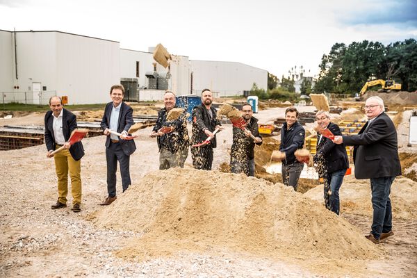 Am Montag, den 20. September, wurde in Anwesenheit u.a. von Oberbürgermeister Dieter Krone und EMP-CEO Ernst Trapp feierlich der erste Spatenstich für die Erweiterung des EMP-Logistikzentrums am Unternehmenssitz in Lingen getätigt.
