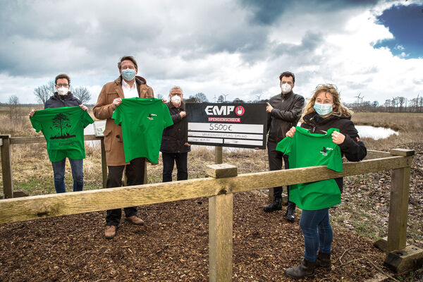 Naturschutzstiftung Emsland: EMP überreicht Spendenscheck und nachhaltige Team-Shirts im Naturschutzprojekt Talaue am Teglinger Bach in Meppen
